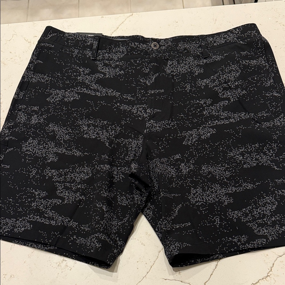 Under Armour Storm Sz 40 / 10" Inseam Black and Gray Golf Patterned Shorts